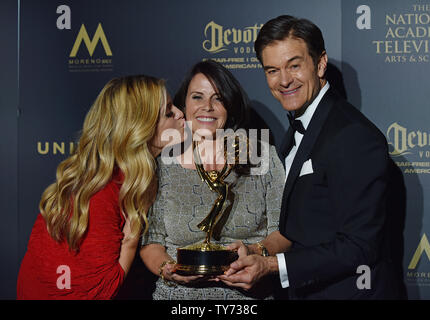 Le Dr Mehmet Oz (R) et sa fille Daphne Oz (L) Tenez le Daytime Emmy pour Talk Show d'information exceptionnel accordé à la Dr Oz Show durant la 44e Journée annuelle à l'Emmy Awards Pasadena Civic Auditorium à Pasadena, Californie le 30 avril 2017. Photo par Christine Chew/UPI Banque D'Images