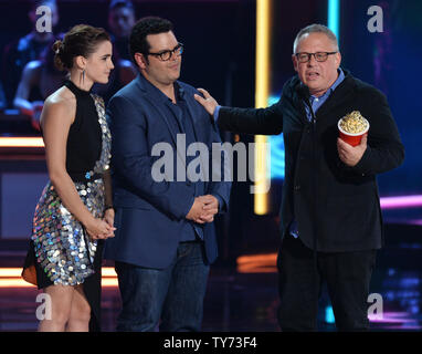 Acteurs Emma Watson, Josh Gad et directeur Bill Condon (L-R) accepter le film de l'année pour 'La Belle et la bête' sur scène lors de la MTV Movie & TV Awards au Shrine Auditorium à Los Angeles le 7 mai 2017. Ce sera la 26e édition de la remise des prix, et présente pour la première fois les honneurs pour travailler à la télévision ainsi que le cinéma. Photo par Jim Ruymen/UPI Banque D'Images