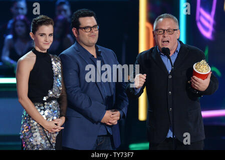 Acteurs Emma Watson, Josh Gad et directeur Bill Condon (L-R) accepter le film de l'année pour 'La Belle et la bête' sur scène lors de la MTV Movie & TV Awards au Shrine Auditorium à Los Angeles le 7 mai 2017. Ce sera la 26e édition de la remise des prix, et présente pour la première fois les honneurs pour travailler à la télévision ainsi que le cinéma. Photo par Jim Ruymen/UPI Banque D'Images