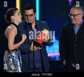 Acteurs Emma Watson, Josh Gad et directeur Bill Condon (L-R) accepter le film de l'année pour 'La Belle et la bête' sur scène lors de la MTV Movie & TV Awards au Shrine Auditorium à Los Angeles le 7 mai 2017. Ce sera la 26e édition de la remise des prix, et présente pour la première fois les honneurs pour travailler à la télévision ainsi que le cinéma. Photo par Jim Ruymen/UPI Banque D'Images