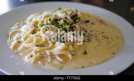 La nourriture italienne Spaghetti carbonara avec de la sauce dans une assiette Banque D'Images