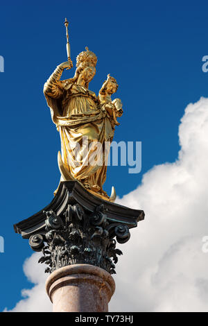 - Mariensaule La colonne mariale à La Place Marienplatz, la place centrale de Munich, statue en or avec la Vierge Marie et l'enfant Jésus (1638). Allemagne Banque D'Images