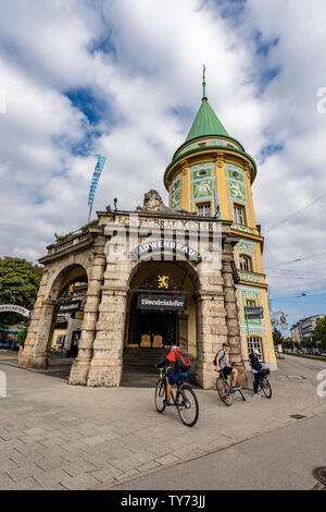 Trois touristes à vélo en face de l'ancienne brasserie Lowenbrau keller ou Lowenbraukeller (Lion) de la bière à Munich, Bavaria, Germany, Europe Banque D'Images