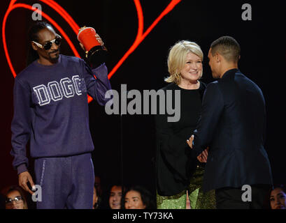 La personnalité de télévision Trevor Noah reçoit le prix du meilleur hôte de présentateurs Snoop Dogg et Martha Stewart sur scène durant les MTV Movie & TV Awards au Shrine Auditorium à Los Angeles le 7 mai 2017. Ce sera la 26e édition de la remise des prix, et présente pour la première fois les honneurs pour travailler à la télévision ainsi que le cinéma. Photo par Jim Ruymen/UPI Banque D'Images