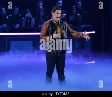 Acteur Adam DeVine héberge le MTV Movie & TV Awards au Shrine Auditorium à Los Angeles le 7 mai 2017. Ce sera la 26e édition de la remise des prix, et présente pour la première fois les honneurs pour travailler à la télévision ainsi que le cinéma. Photo par Jim Ruymen/UPI Banque D'Images