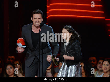 Acteurs Hugh Jackman (L) et Dafne Keen accepter la meilleure Duo award pour leur performance dans 'Logan' sur scène pendant les MTV Movie & TV Awards au Shrine Auditorium à Los Angeles le 7 mai 2017. Ce sera la 26e édition de la remise des prix, et présente pour la première fois les honneurs pour travailler à la télévision ainsi que le cinéma. Photo par Jim Ruymen/UPI Banque D'Images