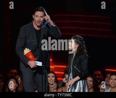 Acteurs Hugh Jackman (L) et Dafne Keen accepter la meilleure Duo award pour leur performance dans 'Logan' sur scène pendant les MTV Movie & TV Awards au Shrine Auditorium à Los Angeles le 7 mai 2017. Ce sera la 26e édition de la remise des prix, et présente pour la première fois les honneurs pour travailler à la télévision ainsi que le cinéma. Photo par Jim Ruymen/UPI Banque D'Images