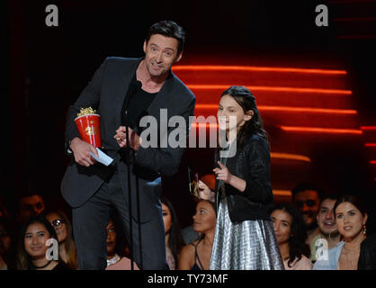 Acteurs Hugh Jackman (L) et Dafne Keen accepter la meilleure Duo award pour leur performance dans 'Logan' sur scène pendant les MTV Movie & TV Awards au Shrine Auditorium à Los Angeles le 7 mai 2017. Ce sera la 26e édition de la remise des prix, et présente pour la première fois les honneurs pour travailler à la télévision ainsi que le cinéma. Photo par Jim Ruymen/UPI Banque D'Images