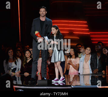 Acteurs Hugh Jackman (L) et Dafne Keen accepter la meilleure Duo award pour leur performance dans 'Logan' sur scène pendant les MTV Movie & TV Awards au Shrine Auditorium à Los Angeles le 7 mai 2017. Ce sera la 26e édition de la remise des prix, et présente pour la première fois les honneurs pour travailler à la télévision ainsi que le cinéma. Photo par Jim Ruymen/UPI Banque D'Images