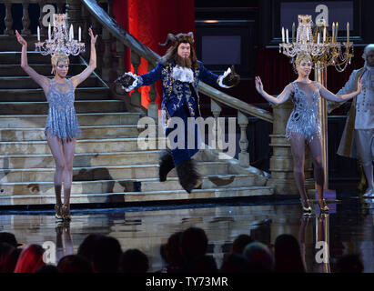 Adam DeVine hôte exécute sur scène lors de la MTV Movie & TV Awards au Shrine Auditorium à Los Angeles le 7 mai 2017. Ce sera la 26e édition de la remise des prix, et présente pour la première fois les honneurs pour travailler à la télévision ainsi que le cinéma. Photo par Jim Ruymen/UPI Banque D'Images