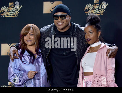 (L-R) Simone Smith, le rappeur LL Cool J, et Nina Simone Smith assister à la MTV Movie & TV Awards au Shrine Auditorium à Los Angeles le 7 mai 2017. Ce sera la 26e édition de la remise des prix, et présente pour la première fois les honneurs pour travailler à la télévision ainsi que le cinéma. Photo par Christine Chew/UPI Banque D'Images