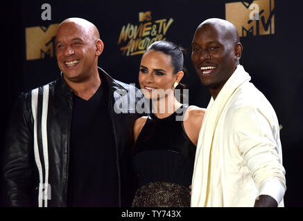 (L-R) Acteurs Vin Diesel, Jordana Brewster et Tyrese Gibson apparaissent au cours de la backstage MTV Movie & TV Awards au Shrine Auditorium à Los Angeles le 7 mai 2017. Ce sera la 26e édition de la remise des prix, et présente pour la première fois les honneurs pour travailler à la télévision ainsi que le cinéma. Photo par Christine Chew/UPI Banque D'Images