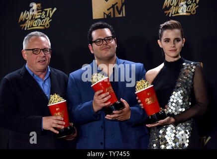 Bill Condon directeur et acteurs Josh Gad et Emma Watson apparaissent avec le backstage Film de l'année en beauté et la Bête pendant les MTV Movie & TV Awards au Shrine Auditorium à Los Angeles le 7 mai 2017. Ce sera la 26e édition de la remise des prix, et présente pour la première fois les honneurs pour travailler à la télévision ainsi que le cinéma. Photo par Christine Chew/UPI Banque D'Images