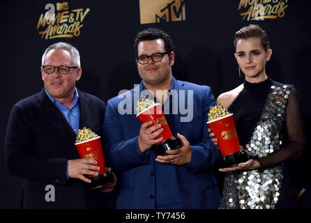 Bill Condon directeur et acteurs Josh Gad et Emma Watson apparaissent avec le backstage Film de l'année en beauté et la Bête pendant les MTV Movie & TV Awards au Shrine Auditorium à Los Angeles le 7 mai 2017. Ce sera la 26e édition de la remise des prix, et présente pour la première fois les honneurs pour travailler à la télévision ainsi que le cinéma. Photo par Christine Chew/UPI Banque D'Images