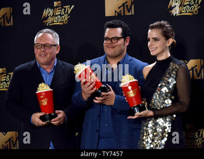 Bill Condon directeur et acteurs Josh Gad et Emma Watson apparaissent avec le backstage Film de l'année en beauté et la Bête pendant les MTV Movie & TV Awards au Shrine Auditorium à Los Angeles le 7 mai 2017. Ce sera la 26e édition de la remise des prix, et présente pour la première fois les honneurs pour travailler à la télévision ainsi que le cinéma. Photo par Christine Chew/UPI Banque D'Images