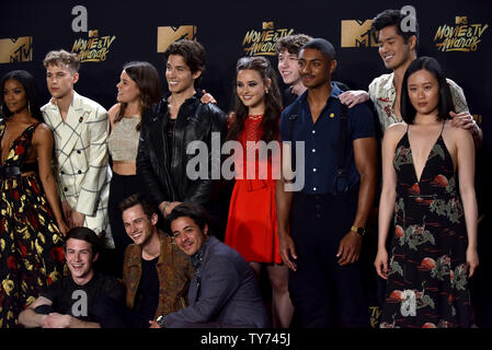 Cast de "13 Raisons Pourquoi' apparaissent au cours de la backstage MTV Movie & TV Awards au Shrine Auditorium à Los Angeles le 7 mai 2017. Ce sera la 26e édition de la remise des prix, et présente pour la première fois les honneurs pour travailler à la télévision ainsi que le cinéma. Photo par Christine Chew/UPI Banque D'Images