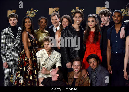 Cast de "13 Raisons Pourquoi' apparaissent au cours de la backstage MTV Movie & TV Awards au Shrine Auditorium à Los Angeles le 7 mai 2017. Ce sera la 26e édition de la remise des prix, et présente pour la première fois les honneurs pour travailler à la télévision ainsi que le cinéma. Photo par Christine Chew/UPI Banque D'Images