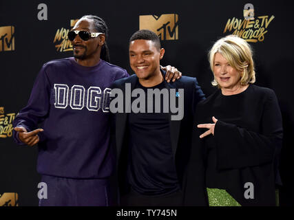 Snoop Dogg, Trevor Noah et Martha Stewart apparaissent au cours de la backstage MTV Movie & TV Awards au Shrine Auditorium à Los Angeles le 7 mai 2017. Ce sera la 26e édition de la remise des prix, et présente pour la première fois les honneurs pour travailler à la télévision ainsi que le cinéma. Photo par Christine Chew/UPI Banque D'Images