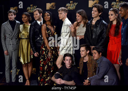 Cast de "13 Raisons Pourquoi' apparaissent au cours de la backstage MTV Movie & TV Awards au Shrine Auditorium à Los Angeles le 7 mai 2017. Ce sera la 26e édition de la remise des prix, et présente pour la première fois les honneurs pour travailler à la télévision ainsi que le cinéma. Photo par Christine Chew/UPI Banque D'Images