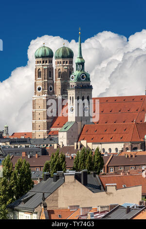 Rues de la région de Munich avec la cathédrale Notre-Dame (Frauenkirche - Dom zu Unserer Lieben Frau) et l'église de Saint Pierre. La Bavière, Allemagne Banque D'Images