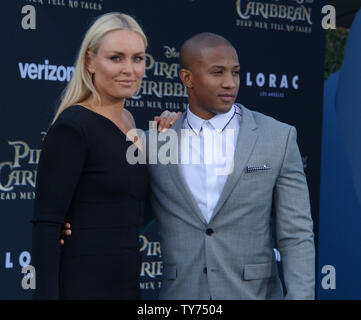 Skieur professionnel Lindsey Vonn (L) et Kenan Smith assister à la première mondiale de la première de the motion picture fantasy 'Pirates des Caraïbes : Dead Men Tell No Tales' au Kodak Theater dans la section Hollywood de Los Angeles le 18 mai 2017. Scénario : le capitaine Jack Sparrow recherche le trident légendaire de Poseidon, un puissant artefact qui accorde à son possesseur le contrôle total de la mer. Photo par Jim Ruymen/UPI Banque D'Images