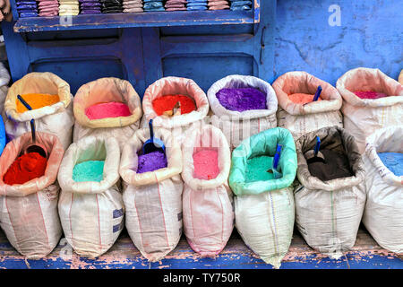 Sacs de poudre pour la peinture, qui sont vendus dans la claire dans la ville de Chefchaouen. Maroc Banque D'Images