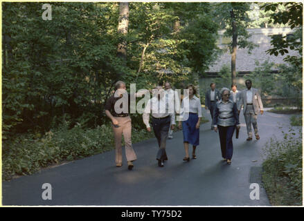 Jimmy Carter, Menahem Begin, Rosalynn Carter et Mme Commencer une promenade à travers Camp David. Banque D'Images