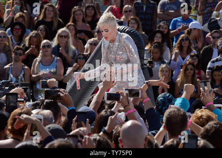 Katy Perry en prestation au témoin exclusif à l'échelle mondiale YouTube livestream concert à Ramon C. Cortines High School for Performing Arts à Los Angeles le 12 juin 2017. Photo par Jim Ruymen/UPI Banque D'Images