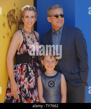 Acteurs Kristen Wiig, Steve Carell et Nev Scharre, la voix de Lucy, Gru et Agnes, respectivement, dans l'animated motion photo comédie 'Despicable Me 3' assister à la première du film au Shrine Auditorium à Los Angeles le 24 juin 2017. Scénario : un mystérieux étranger s'affiche pour informer Gru qu'il a un frère jumeau perdu : un frère qui souhaite désespérément à suivre ses traces méprisable d'twin-un ancien super-vilain va redécouvrir à quel point bon il se sent pour être mauvais. Photo par Jim Ruymen/UPI Banque D'Images