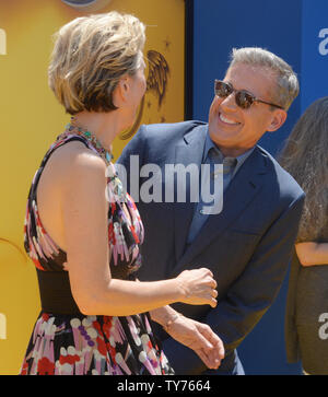 Acteurs Kristen Wiig, Steve Carell et la voix de Lucy et Gru respectivement dans l'animated motion photo comédie 'Despicable Me 3''assister à la première au Shrine Auditorium à Los Angeles le 24 juin 2017. Scénario : un mystérieux étranger s'affiche pour informer Gru qu'il a un frère jumeau perdu : un frère qui souhaite désespérément à suivre ses traces méprisable d'twin-un ancien super-vilain va redécouvrir à quel point bon il se sent pour être mauvais. Photo par Jim Ruymen/UPI Banque D'Images