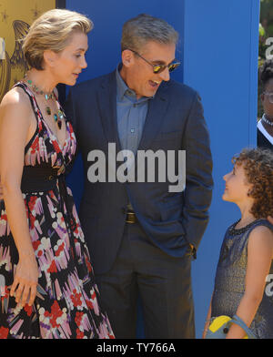 Acteurs Kristen Wiig, Steve Carell et Nev Scharre, la voix de Lucy, Gru et Agnes, respectivement, dans l'animated motion photo comédie 'Despicable Me 3' assister à la première du film au Shrine Auditorium à Los Angeles le 24 juin 2017. Scénario : un mystérieux étranger s'affiche pour informer Gru qu'il a un frère jumeau perdu : un frère qui souhaite désespérément à suivre ses traces méprisable d'twin-un ancien super-vilain va redécouvrir à quel point bon il se sent pour être mauvais. Photo par Jim Ruymen/UPI Banque D'Images