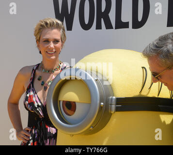 Acteurs Kristen Wiig, Steve Carell et la voix de Lucy et Gru respectivement dans l'animated motion photo comédie 'Despicable Me 3''assister à la première au Shrine Auditorium à Los Angeles le 24 juin 2017. Scénario : un mystérieux étranger s'affiche pour informer Gru qu'il a un frère jumeau perdu : un frère qui souhaite désespérément à suivre ses traces méprisable d'twin-un ancien super-vilain va redécouvrir à quel point bon il se sent pour être mauvais. Photo par Jim Ruymen/UPI Banque D'Images