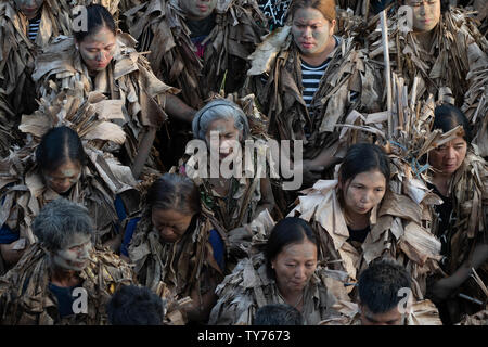 Les dévots prendre part à la "Taong Putik' ou de boue festival les gens dans la ville d'Bibiclat,Aliaga, Nueva Ecija,Philippines.qui a lieu chaque année le 24 juin, le festival religieux siècle honore le Saint Chrétien, Jean le Baptiste. Avant l'aube les acteurs entrez rizières voisines qui ornent leur corps avec de la boue et des vêtements faits à partir de feuilles de bananier déchirées, les brindilles, et les vignes d'imiter l'apparence de Jean le Baptiste quand il a baptisé le Christ. Passer à travers les rues, la procession est une forme de pénitence en arrivant à leur bureau local de l'église paroissiale est une pièce de théâtre réalisée retraçant la vie & Banque D'Images