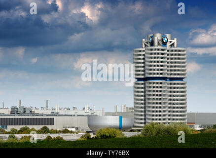 La tour de la BMW (BMW-Vierzylinder ou BMW-Turm) monument servant de siège mondial du constructeur bavarois. Architecte, Karl Schwanzer Banque D'Images