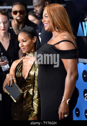 (L-R) Acteurs Jada Pinkett Smith et Queen Latifah assister à la 17e édition de Microsoft à BET Awards Theatre de Los Angeles le 25 juin 2017. La cérémonie célèbre les réalisations dans le domaine du divertissement et rend hommage à la musique, les sports, la télévision et les films publiés entre le 1er avril 2016 et le 31 mars 2017. Photo par Christine Chew/UPI Banque D'Images