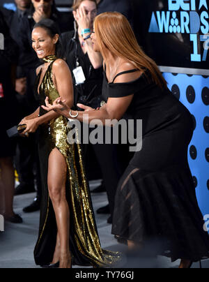 (L-R) Acteurs Jada Pinkett Smith et Queen Latifah assister à la 17e édition de Microsoft à BET Awards Theatre de Los Angeles le 25 juin 2017. La cérémonie célèbre les réalisations dans le domaine du divertissement et rend hommage à la musique, les sports, la télévision et les films publiés entre le 1er avril 2016 et le 31 mars 2017. Photo par Christine Chew/UPI Banque D'Images
