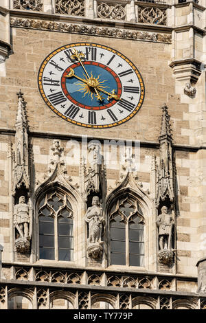 Tour de l'horloge de la Neue Rathaus de Munich (Nouvelle Mairie) XIX siècle palais de style néo-gothique à La Place Marienplatz, l'Allemagne, de l'Europe Banque D'Images