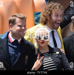 Acteurs James Corden, Christina Aguilera et T.J Miller (L-R), la voix de Hi-5, Akiko Glitter et gène respectivement dans la comédie d'animation motion picture film 'l'Emoji' assister à la première du film avec son partenaire Matt Rutler et leur fille Summer Rain Rutler et son fils Max Liron Bratma au Regency Village Theatre dans la section de Westwood Los Angeles le 23 juillet 2017. Scénario : Gene, un emoji expressionnelle, définit un parcours pour devenir un emoji normal. Photo par Jim Ruymen/UPI Banque D'Images