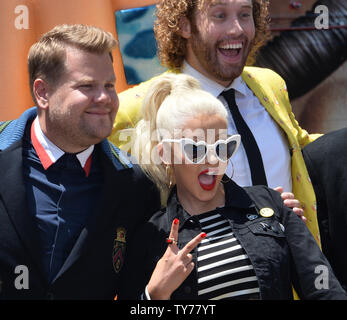 Acteurs James Corden, Christina Aguilera et T.J Miller (L-R), la voix de Hi-5, Akiko Glitter et gène respectivement dans la comédie d'animation motion picture film 'l'Emoji' assister à la première du film avec son partenaire Matt Rutler et leur fille Summer Rain Rutler et son fils Max Liron Bratma au Regency Village Theatre dans la section de Westwood Los Angeles le 23 juillet 2017. Scénario : Gene, un emoji expressionnelle, définit un parcours pour devenir un emoji normal. Photo par Jim Ruymen/UPI Banque D'Images