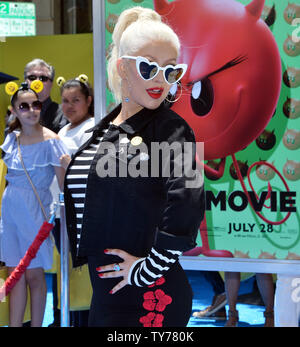 Christina Aguilera, l'acteur la voix de Akiko dans le Glitter animated motion photo comédie 'l'Emoji' assiste à la première du film au Regency Village Theatre dans la section de Westwood Los Angeles le 23 juillet 2017. Scénario : Gene, un emoji expressionnelle, définit un parcours pour devenir un emoji normal. Photo par Jim Ruymen/UPI Banque D'Images