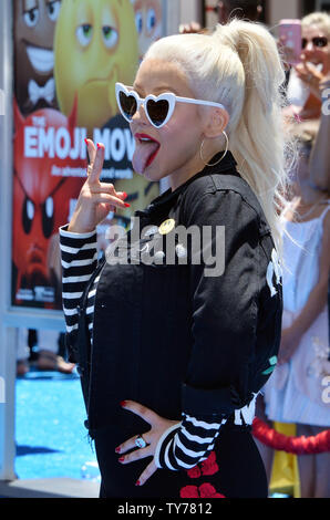 Christina Aguilera, l'acteur la voix de Akiko dans le Glitter animated motion photo comédie 'l'Emoji' assiste à la première du film au Regency Village Theatre dans la section de Westwood Los Angeles le 23 juillet 2017. Scénario : Gene, un emoji expressionnelle, définit un parcours pour devenir un emoji normal. Photo par Jim Ruymen/UPI Banque D'Images