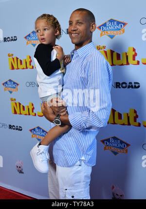 L'ancien joueur NBA Reggie Miller et son fils Ryker assister à la première de The animated motion photo comédie "L'écrou 2 Emploi : Nutty par nature' au Regal Cinemas LA Live à Los Angeles le 5 août 2017. Scénario : Après les événements du premier film, rébarbatif et ses amis doivent cesser Oakton maire de la ville de détruire leur maison pour faire place à un parc d'dysfonctionnel. Photo par Jim Ruymen/UPI Banque D'Images