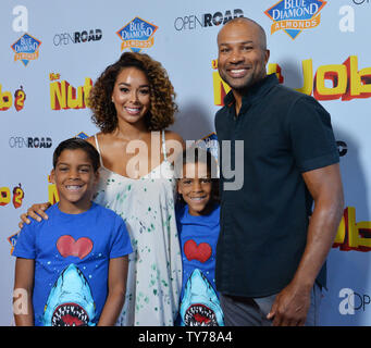 L'ancien joueur NBA Derek Fisher et vedette de la télévision Gloria Govan assister à la première de The animated motion photo comédie "L'écrou 2 Emploi : Nutty par nature' avec des fils jumeaux de Govan Ésaïe Michael Barnes (L) et Carter Kelly Barnes au Regal Cinemas LA Live à Los Angeles le 5 août 2017. Scénario : Après les événements du premier film, rébarbatif et ses amis doivent cesser Oakton maire de la ville de détruire leur maison pour faire place à un parc d'dysfonctionnel. Photo par Jim Ruymen/UPI Banque D'Images