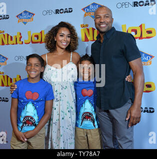 L'ancien joueur NBA Derek Fisher et vedette de la télévision Gloria Govan assister à la première de The animated motion photo comédie "L'écrou 2 Emploi : Nutty par nature' avec des fils jumeaux de Govan Ésaïe Michael Barnes (L) et Carter Kelly Barnes au Regal Cinemas LA Live à Los Angeles le 5 août 2017. Scénario : Après les événements du premier film, rébarbatif et ses amis doivent cesser Oakton maire de la ville de détruire leur maison pour faire place à un parc d'dysfonctionnel. Photo par Jim Ruymen/UPI Banque D'Images