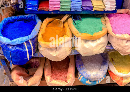 Sacs de poudre pour la peinture, qui sont vendus dans la claire dans la ville de Chefchaouen. Maroc Banque D'Images