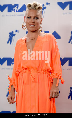 Rose, lauréat du Prix Vanguard vidéo Michael Jackson backstage apparaît au cours de la 34e conférence annuelle de MTV Video Music Awards au Forum à Inglewood, Californie le 27 août 2017. Photo par Jim Ruymen/UPI Banque D'Images