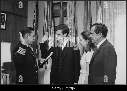 Se joindre à la Marine ; la portée et contenu : Sur la photo : homme non identifié, David et Julie Eisenhower, le président Nixon. Sujet : David Eisenhower. Banque D'Images