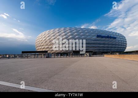 Allianz Arena (Fussball Arena Munchen, Schlauchboot), l'accueil stade de football pour le FC Bayern Munich. L'extérieur de l'ETFE gonflé panneaux plastiques. Banque D'Images