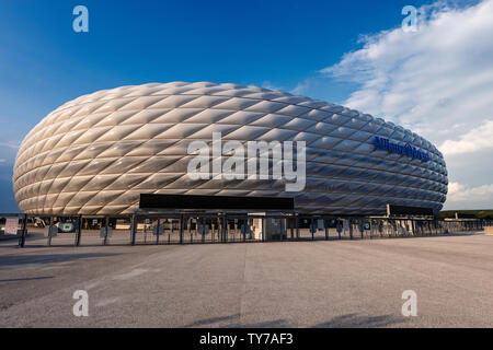 Allianz Arena (Fussball Arena Munchen, Schlauchboot), l'accueil stade de football pour le FC Bayern Munich. L'extérieur de l'ETFE gonflé panneaux plastiques. Banque D'Images