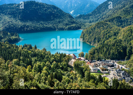 Alpsee - lac alpin et le Village de Hohenschwangau, Schwangau, Ostallgau district, Bavière, Allemagne. Près de Neuschwanstein et Hohenschwangau Banque D'Images